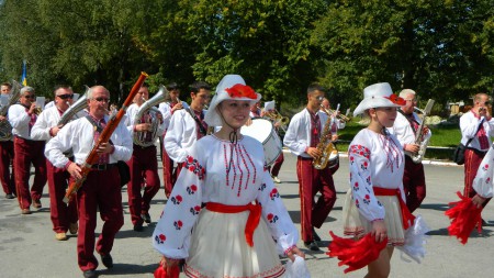 Мажоретки й Муніципальний оркестр з Долини.